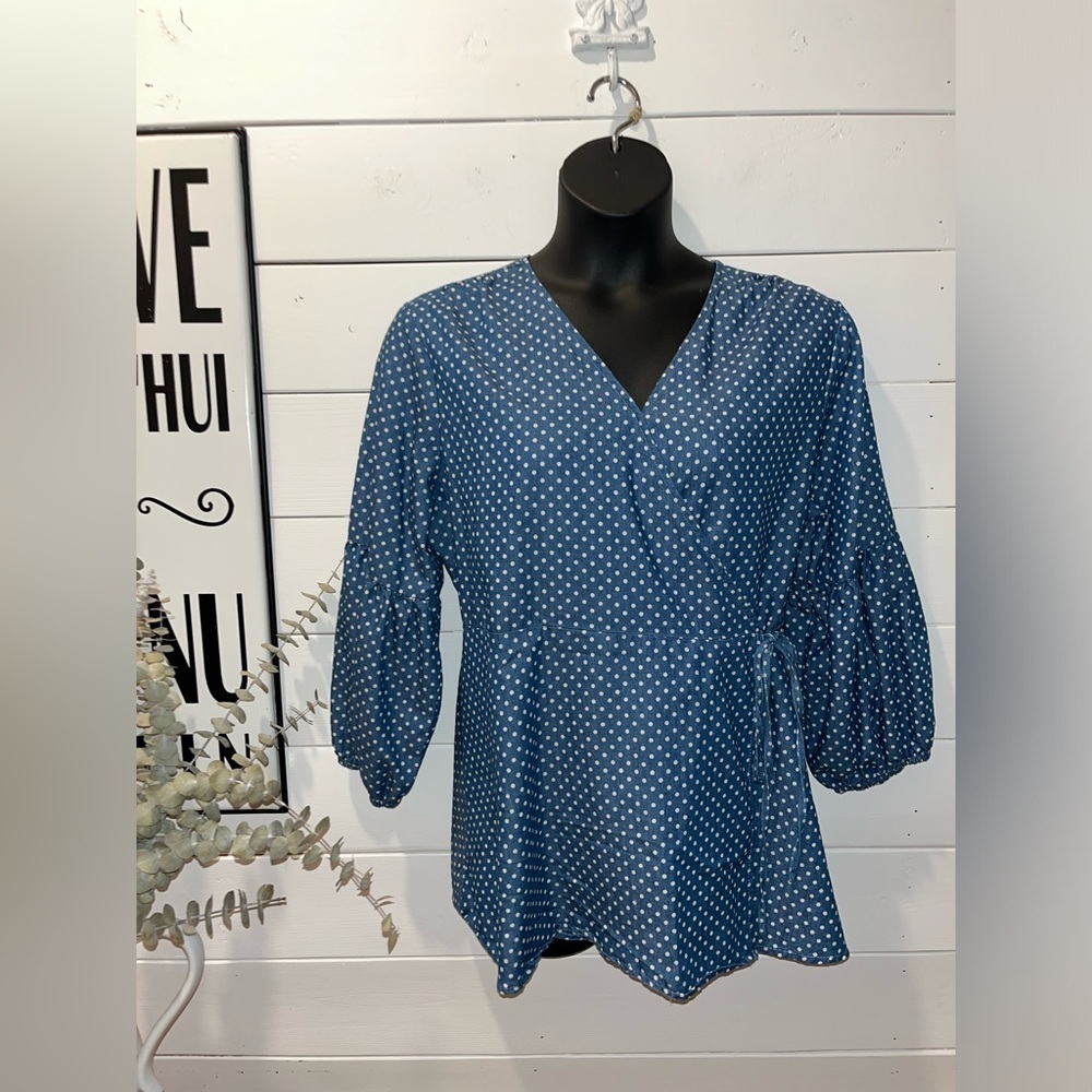 SUZANNE BETRO, beautiful denim blue and white polka dot crossover  blouse 2x - Picture 9 of 14